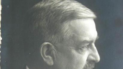 Bild: u
Am 29. März 1901 gründete Georg Schiffer zusammen mit vier finanzstarken Teilhabern die Amberger Kaolinwerke. Innerhalb zweier Jahrzehnte wurden die AKW zum bedeutendsten und fortschrittlichsten Betrieb dieser Art. Kommerzienrat Georg Schiffer wurde am 15. Juni 1864 in Neustadt a.d. Haardt geboren. Ein Autounfall am 28. Januar 1931 versetzte setzte seinem Leben ein jähes Ende.