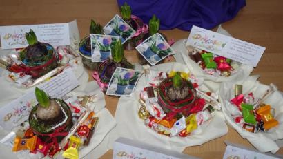 Bild: le
Der Flosser Evangelische Frauenbund denkt an seine Mitglieder im Pflegeheim Am Reiserwinkel und übergibt einen Blumengruß.