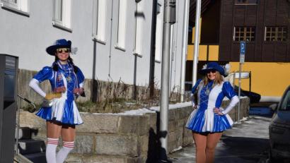 Bild: fla
Lisa Prem (links) und Katharina Meyer (rechts) sind zwei der Organisatorinnen der Garde-Schnitzeljagd des Vohenstraußer Faschingsvereins.