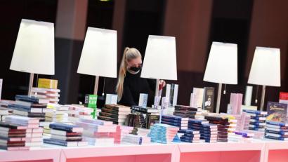 Archivbild: Arne Dedert/dpa
Eine Mitarbeiterin der Frankfurter Buchmesse an einem Buchstand in der Festhalle: Corona-bedingt gab’s 2020 eine Sonderausgabe der Buchmesse. In diesem Jahr ist die Messe für die erste Oktoberwoche geplant.