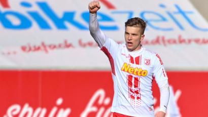 Bild: Armin Weigel/dpa
David Otto bejubelt seinen ersten Treffer im Trikot des SSV Jahn Regensburg.