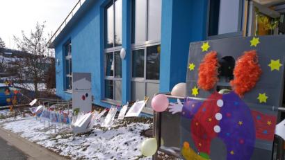 Bild: exb
Ein Faschingszug der besonderen Art am Kindergarten St. Josef in Raigering – ganz ohne Ansteckungsgefahr.