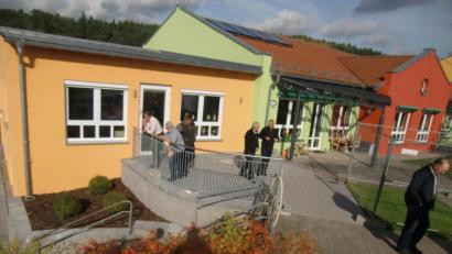 Archivbild: Houschka
Der Kindergarten in Högling hat den Gemeinderat während der letzten Jahre wiederholt beschäftigt. Jetzt beschloss das Gremium, den Antrag auf Genehmigung einer vierten Kindergruppe zu stellen. Da die Einrichtung auch noch eine zweite Gruppe für Krippenkinder braucht, wird das Auswirkungen auf den Platzbedarf haben.