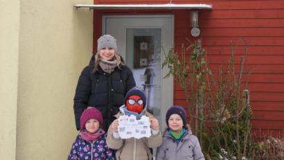 Bild: fvo
Tanja Lindner mit ihren drei Kindern Emilia (4), Leon (6) und Jonas (3) macht sich unter den Augen von Toni, Betty und Ulrike Simmerl auf Schatzsuche.