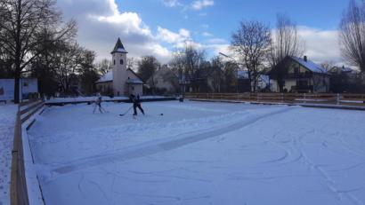 Bild: uz
Spaß auf dem Eis haben die Kinder in Frauenricht.