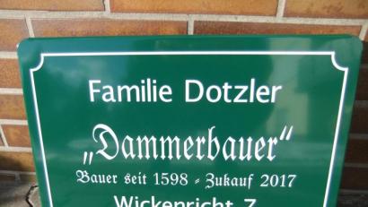 Bild: gm
Der bislang letzte auswärtige Landwirt, der eine Tafel für seine Hofstelle bestellte, ist Georg Dotzler aus Wickenricht nördlich Edelsfeld. Diese Hofstelle bewirtschaftet seine Familie bereits seit 1598. Der Hofname Dammerbauer bleibt durch das Schild erhalten.