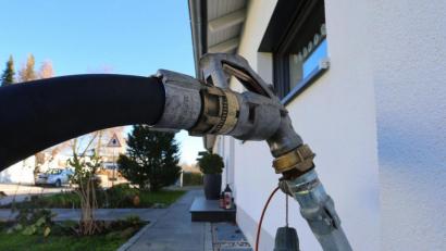 Bild: Karl-Josef Hildenbrand/dpa
Öl, das in den Keller gepumpt wird – künftig soll es solche Bilder immer seltener geben.