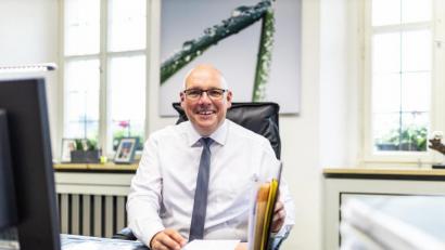 Bild: Stadt Marktredwitz/exb
Oberbürgermeister Oliver Weigel freut sich: "Durch den Bau des neuen Logistik-Zentrums werden nicht nur viele Arbeitsplätze in der Region gesichert – es sind auch zahlreiche positive Folgeeffekte zu erwarten."
