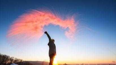 Bild: Christian Ringer
Wenn heißes Wasser auf eiskalte Luft trifft, kann der sogenannte Mpemba-Effekt eintreten.