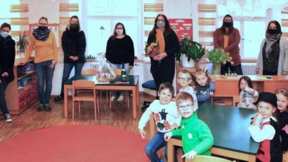 Bild: njn
In den wohlverdienten Ruhestand geht Kinderpflegerin Christa Schramm (Vierte von rechts). Mit auf dem Bild die Erzieherinnen des Regenbogen-Kindergartens mit Träger Pfarrer Christoph Zeh (links).