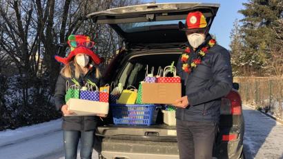 Bild: du
SPD-Chefin Nicole Bäumler und Stellvertreter Christoph Schiesl verladen 63 Partytüten für die Lieferung frei Haus.