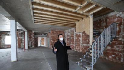 Bild: Wolfgang Steinbacher
Bild: Wolfgang Steinbacher
Armin Nentwig berichtet von den vielzähligen Problemen und Schwierigkeiten die nach dem Brand in seinem Bürogebäude auftreten.