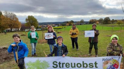 Bild: Marion Schlosser
Da packten selbst die Jüngsten mit an. In Ehenfeld legten die Blumen- und Gartenfreunde zum 40-jährigen Jubiläum eine Streuobstwiese an.