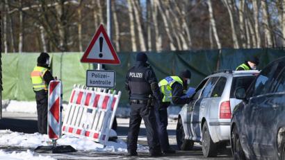 Bild: Matthias Balk/dpa
Die Bundespolizei kontrolliert an der tschechisch-deutschen Grenze Einreisende am Grenzübergang Schirnding im Landkreis Wunsiedel.