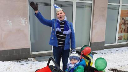 Bild: Kathrin Gleißner/exb
Begleitet von den Helau-Rufen des Präsidenten von "Weiß-Blau Wiesau", Helmut Gleißner, steuerte Söhnchen Paul den elektrobetriebenen Festwagen über den Marktplatz, damit der Rosenmontags-Umzug nicht ganz ausfällt.