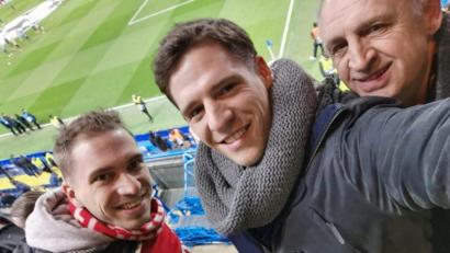 Bild: mr
Selfie beim FC Chelsea: Max, Andreas und Hans Schatz (von links) aus Wernberg genossen den Faschingsabend mal anders.