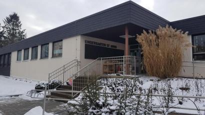 Bild: gi
Der vorhandene Kindergarten benötigt weiteren Platz für mindestens eine Krippengruppe. Die alte Grundschule nebenan wurde 2020 in ein Mietshaus umgebaut. Dieses Gebäude steht dafür somit nicht mehr zur Verfügung.