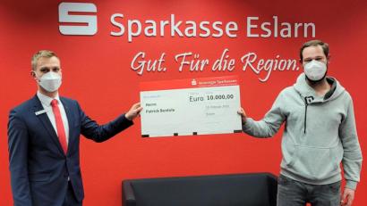 Bild: Vereinigte Sparkassen/exb
Kundenberater Thomas Stahl überreicht Gewinner Patrick Bentele den Scheck.
