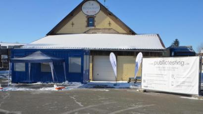 Bild: dob
Am Sonntag hatte die Corona-Teststation in Frankenreuth bei Waidhaus nur von 18 bis 22 Uhr geöffnet.