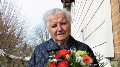 Bild: ubb
Geistig fit und immer noch rüstig mit 100: Zufriedenheit nennt Philomena Hess als das Rezept, das es ihr ermöglicht hat, 100 Jahre alt zu werden. Die nette alte Dame freute sich am Geburtstag nicht nur über die Blumengrüße, sondern auch über "Gottes Segen" vonseiten des Stadtpfarrers Konrad Amschl. Der Segen Gottes, sagt sie, sei das Wichtigste für einen Menschen.