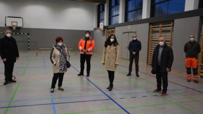 Bild: jr
Vorbereitung für die Corona-Schutzimpfung: Am Montagabend schauten sich die Verantwortlichen in der Sporthalle in Waldershof um. Mit dabei waren (von links) Landrat Roland Grillmeier, Carmen Altermann, Holger Schedl, Bürgermeisterin Margit Bayer, Dr. Mathias Kalkum, Gerhard Weber und Bauhofleiter Markus Kremser.