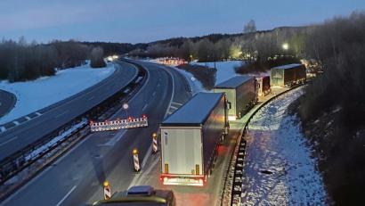 Bild: Bundespolizei
Auch am Montagmorgen zeichnet sich ein ähnliches Bild ab wie schon Stunden zuvor. Der Stau ist am Grenzübergang Waidhaus programmiert.