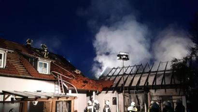Archivbild: Feuerwehr Landkreis Schwandorf, Hans-Jürgen Schlosser/exb
Ein Großeinsatz für die Feuerwehren war im vergangenen Jahr der Brand eines Stalls in Atzenhof (Gemeinde Trausnitz).