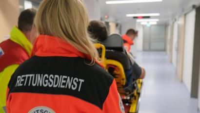 Bild:  Klinikum/Dietl/exb
Ein Patient wird im Rettungswagen ins Klinikum Amberg gebracht.