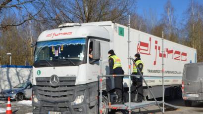 Bild: dob
Mit Hilfe einer Kontrollplattform gelangen die Bundespolizeibeamten besser zu den Führerhäusern der Lkw's.
