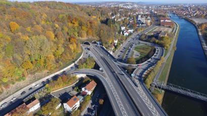 Bild: (c) Autobahn Südbayern / Felix Bonn
Drohnenaufnahme des südlichen Portals des Tunnels, rechts die Donau.