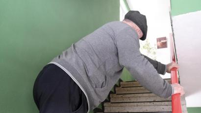 Symbolbild: Gabi Schönberger
Für manche Menschen, die sich mit dem Coronavirus infiziert hatten, sind alltägliche Betätigungen wie das Treppensteigen auch Monate nach der Infektion noch eine Herausforderung. Zu den möglichen Langzeit-Folgen von Covid-19-Infektionen gehören nach aktuellem Stand chronische Erschöpfung, geringere Belastbarkeit und Kurzatmigkeit.