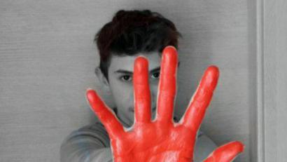 Bild: N. Zrenner/exb
Stoppt Kinderarbeit, stoppt den Einsatz von Kindersoldaten. Realschüler Nico Zrenner setzt am Red-Hand-Day ein zeichen der Solidarität.