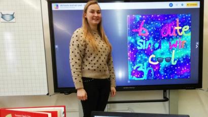 Bild: njn
So schaut der Distanzunterricht aus: Lehrerin Eva-Maria Emmerig vor dem großen Whiteboard und ihre Schüler auf dem Laptop. So hat die Klasse 3b ein eigenes E-Book geschrieben und zusammengestellt.