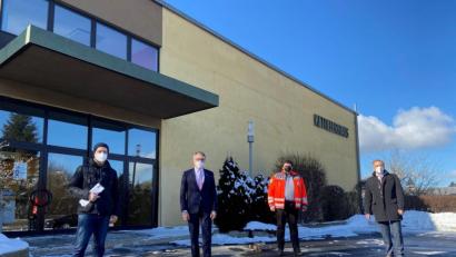 Bild: Sven Lehner/BRK Tirschenreuth/exb
Landrat Roland Grillmeier, BRK-Kreisgeschäftsführer Holger Schedl, Bürgermeister Franz Stahl sowie Markus Bergauer, Geschäftsleiter der Stadtverwaltung Tirschenreuth (von rechts), erläuterten das Prozedere für die dezentrale Impfstation in Tirschenreuth am 23. Februar.