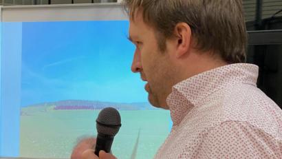 Bild: Völkl
Stefan Milzarek stellte dem Schmidgadener Gemeinderat Flächen vor, auf welchen Freiflächenphotovoltaik in Frage käme.