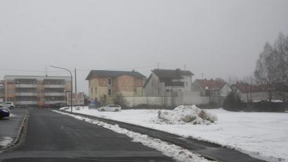 Archivbild: wro
An der Andreas-Thoma-Straße (Bild) soll ein neuer Kindergarten gebaut werden. Das rund 3200 Quadratmeter große Areal war früher einmal ein Sportplatz.