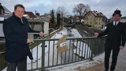 Bild: jr
Am Seibertsbach gab Gaudiwurm-Vorsitzender Michael Zintl (rechts) an Bürgermeister Stefan Grillmeier den etwas leerer geworden Stadtsäckel und den Schlüssel der Stadt wieder zurück.