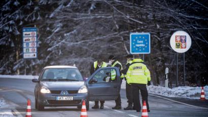 Bild: Matthias Balk/dpa
Der Landkreis Tirschenreuth ist Pufferzone zum Hochinzidenz-Kreis Cheb/Eger: Bundespolizei kontrolliert Einreisende an der bayerisch-tschechischen Grenze bei Märching.