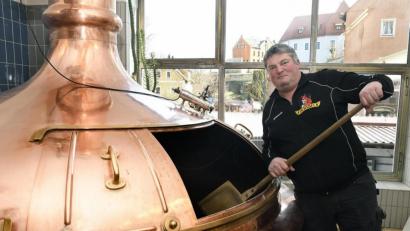 Archivbild: Petra Hartl
Armin Ertel am Sudkessel: Die Coronakrise macht dem Fuchsbeck-Chef auch zu schaffen. Doch beim Exportbier langen die Kunden kräftig zu: „Das erlebt momentan eine richtige Renaissance.“