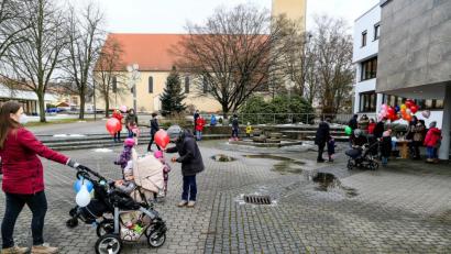 Bild: Clemens Hoesamer
Rund 25 Eltern und Kinder trafen sich am Mittwoch vor dem Schwarzenfelder Rathaus, um bei einer Kundgebung auf ihre Situation aufmerksam zu machen.