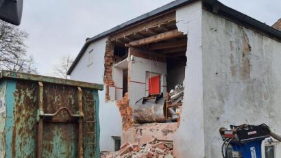 Bild: Gemeinde Bad Neualbenreuth/exb
Abbrucharbeiten laufen seit einigen Tagen am ehemaligen Schulgebäude in Maiersreuth, das zum Badehaus gehört.