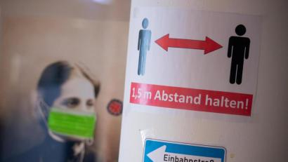 Bild: Peter Kneffel/dpa
Schilder mit den Hinweisen, 1,5 Meter Abstand zueinander zu halten, und einem Einbahnstraßen-Verkehrsschild, hängen im Schulgebäude des Lise-Meitner-Gymnasiums in Unterhaching.