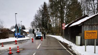 Bild: gz
Die Einreise gestattet die Bundespolizei am Eslarner Grenzübergang nur Betriebsangehörigen mit systemrelevanten Tätigkeiten und einem negativen Corona-Test.