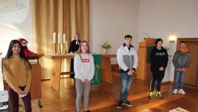 Bild: kro
Die Konfirmanden (von links) Roussel Khello, Mara Rosner, Oliver Fröhler, Luis Brosch und Cedric Erl stellten sich und ihren Konfirmandenspruch vor. Im Hintergrund Pfarrerin Dr. Stefanie Schön.