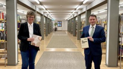 Bild: Regionalbibliothek/exb
Sabine Guhl, Leiterin der Regionalbibliothek Weiden, freut sich mit Oberbürgermeister Jens Meyer über die längere Gültigkeit der Bibliotheksausweise.