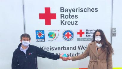 Bild: BRK/exb
Nadine Saalborn überreicht die Spende an Thomas Rauch, Verwaltungsleiter des Impfzentrums Weiden/Neustadt.