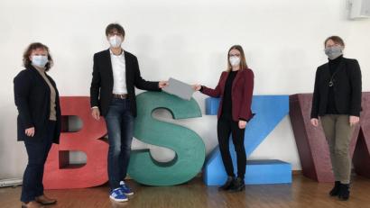 Bild: wro
Herzliches Willkommen: Im Bild von links Oberstudienrätin Bettina Völkl (Fachbereichsleiterin), Schulleiter Oberstudiendirektor Thomas Metzler, Studienrätin Hanna Götschel und Studiendirektorin Martina Auer-Bertelshofer (stellvertretende Schulleiterin).
