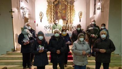 Bild: Pfarrgemeinderat Ursensollen/exb
In einem besonders feierlichen Gottesdienst feiern die Ursensollener Paare zusammen mit Pfarrer Johannes Arweck (hinten) ihr Ehejubiläum.