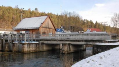 Bild: pop
Das Schöpfwerk am Zusammenfluss von Vils und Lauterach ist ein zentrales Bauwerk der Hochwasserfreilegung von Schmidmühlen. Leistungsstarke Pumpen befördern die Fluten in die Vils.