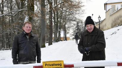 Bild: Petra Hartl
Der Schnee ist über Nacht geschmolzen, das Problem ist geblieben: Martin Strebel (links) und Hans-Josef Neiswirth von der IG Unser Berg an der Schranke, die seit einiger Zeit den Fußweg vom oberen Berg-Parkplatz zu Bergkirche, Bergwirtschaft und Grabkapelle versperrt.